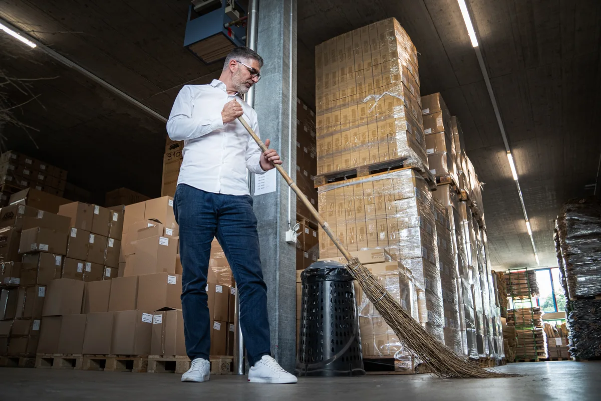 Nicholas Saladin führt uns durch die Edi Baur AG.